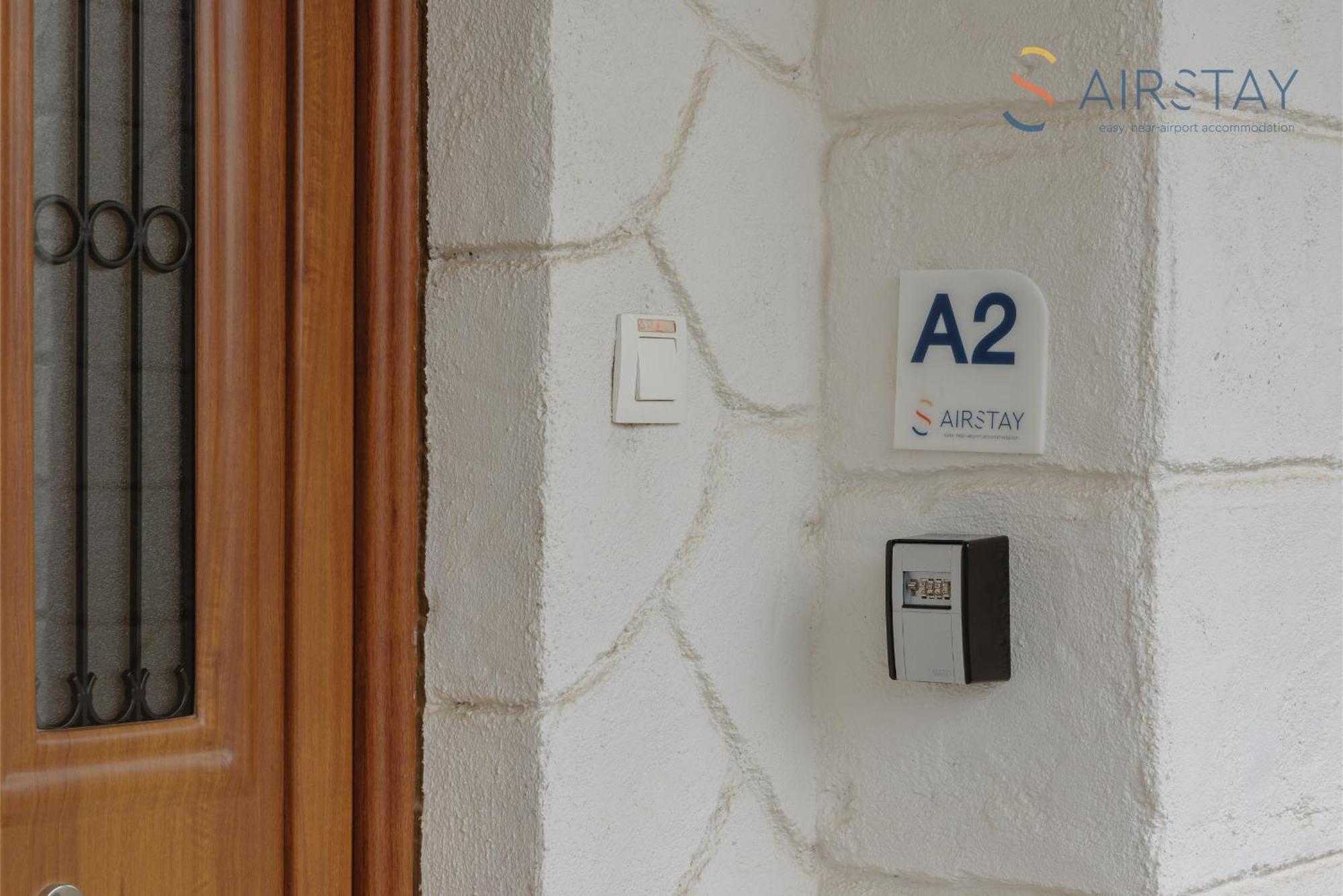 Ryze Apartments Airport By Airstay Артемида Екстериор снимка
