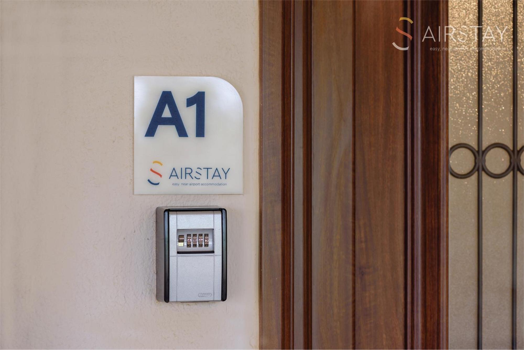 Ryze Apartments Airport By Airstay Артемида Екстериор снимка